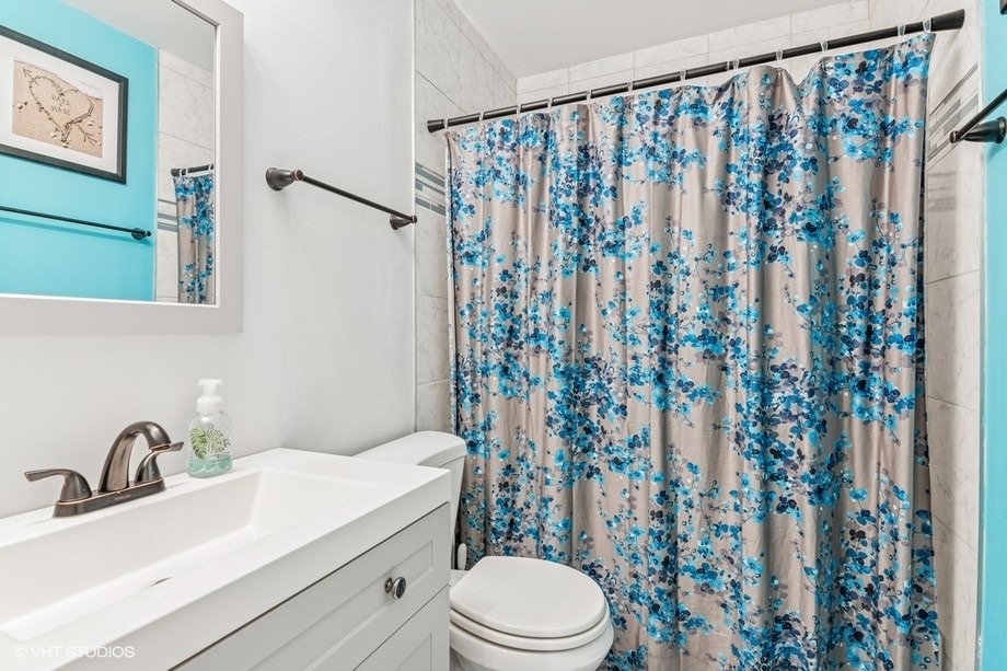 1063 Ridgefield Circle, Carol Stream, IL 60188