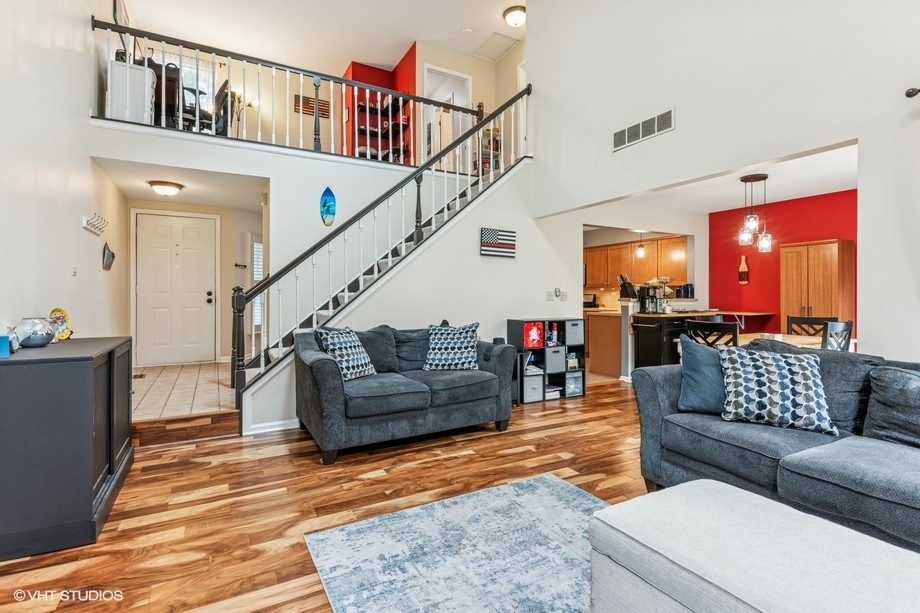 1063 Ridgefield Circle, Carol Stream, IL 60188