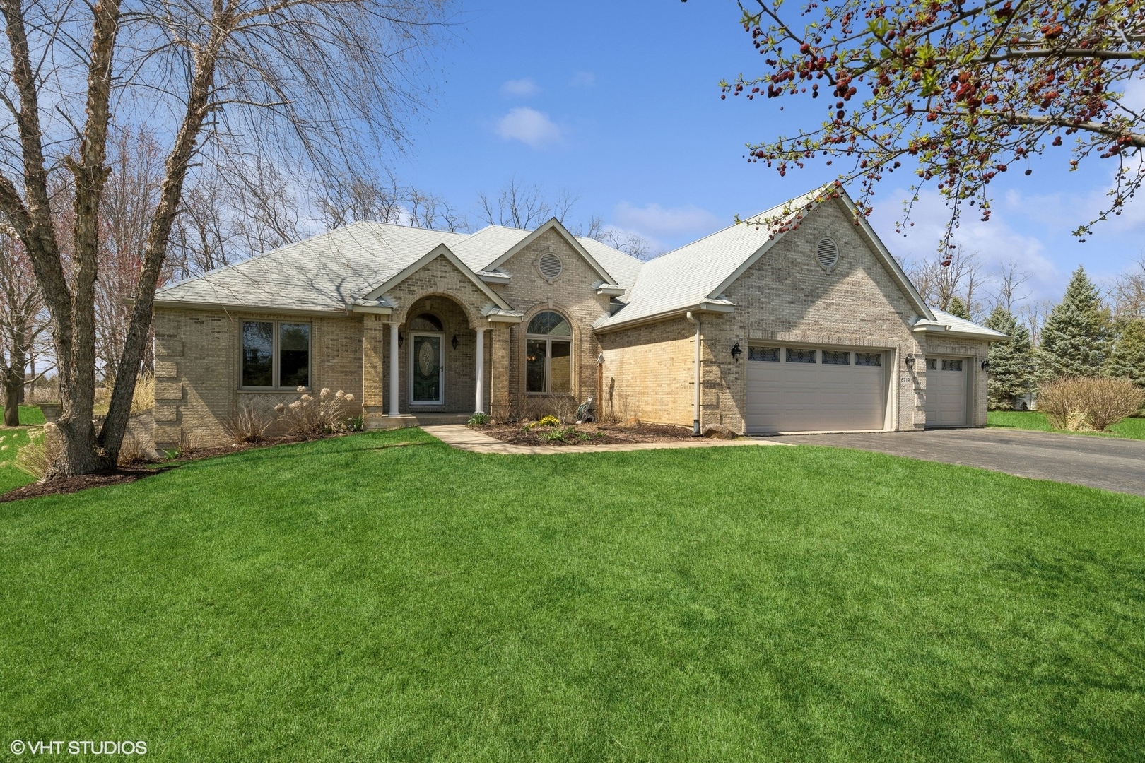 6719 W Applewood Lane, Spring Grove, IL 60081