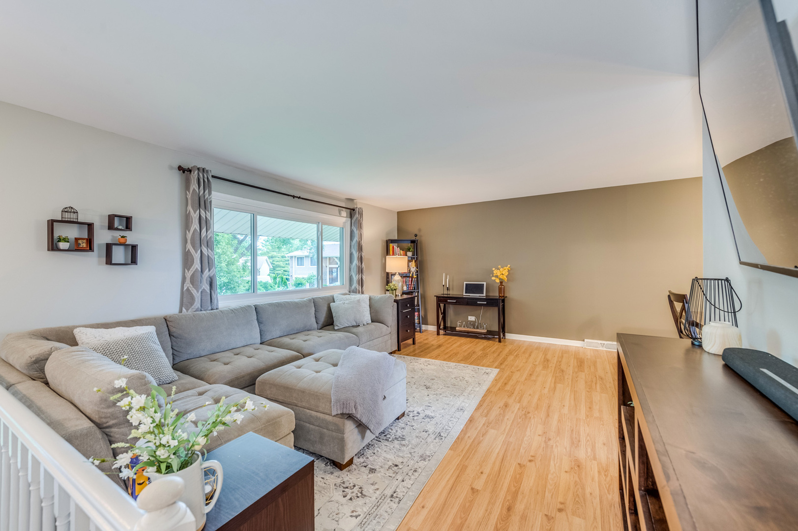 655 Oklahoma Circle, Elk Grove Village, IL 60007