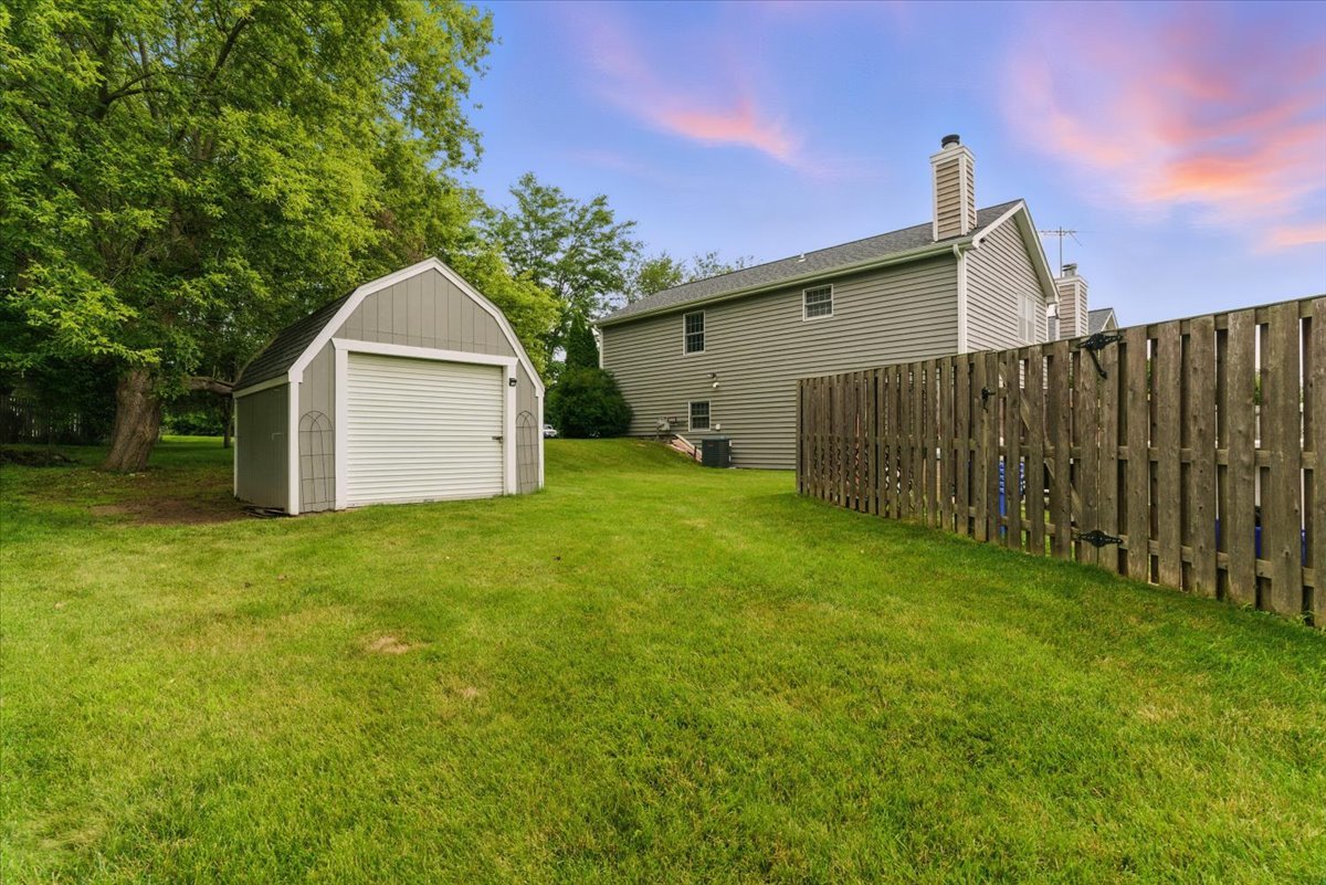 2411 S Hidden Trail, Spring Grove, IL 60081