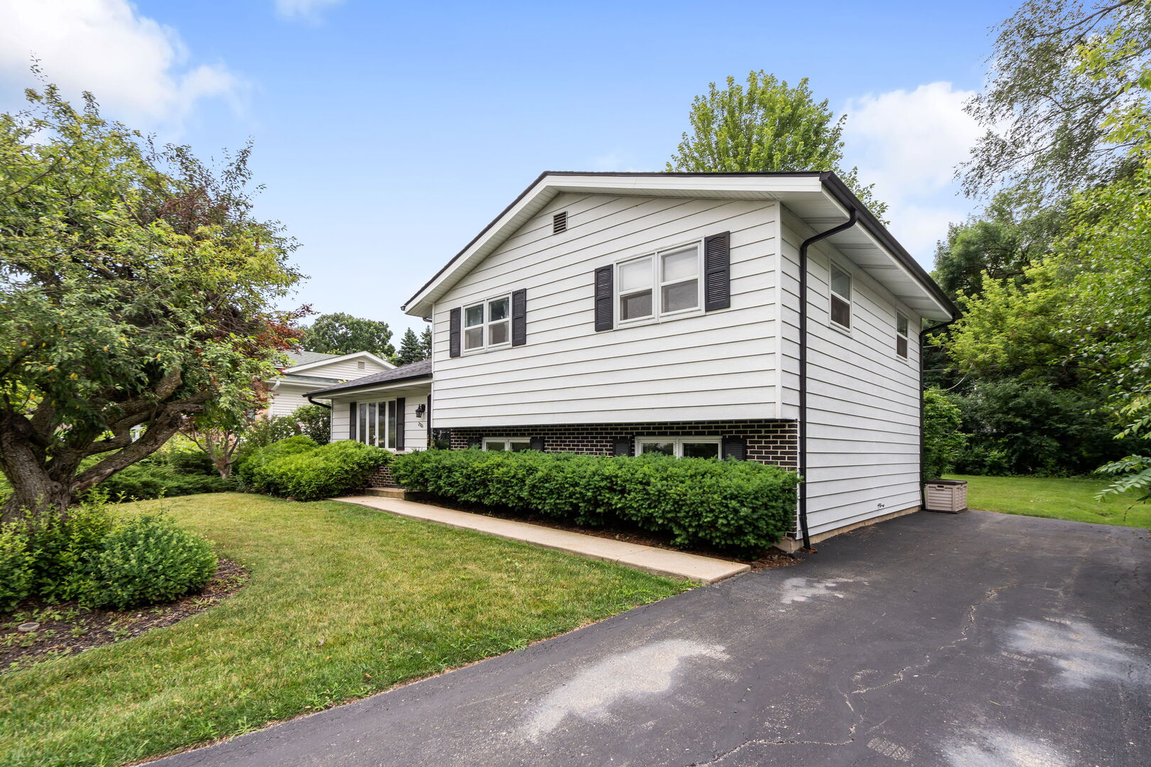 2301 Rolling Ridge Lane, Lindenhurst, IL 60046