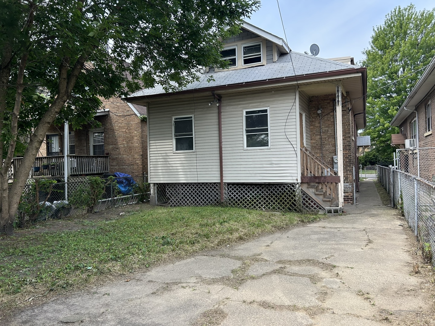8351 S PAXTON Avenue, Chicago, IL 60617