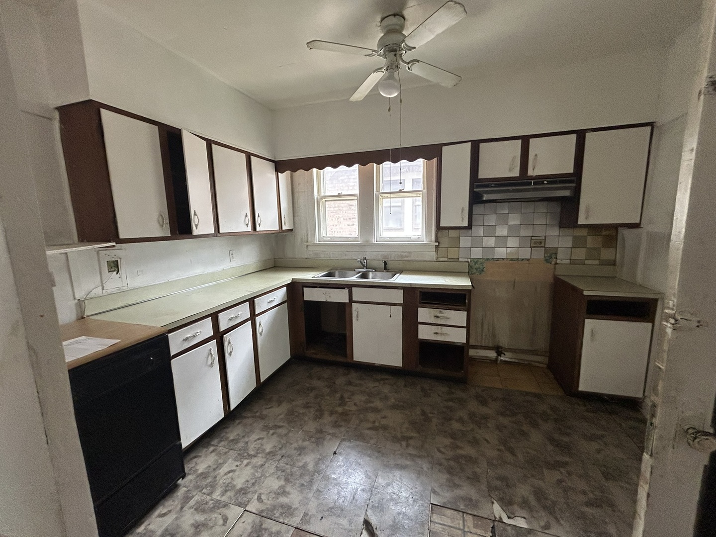 8351 S PAXTON Avenue, Chicago, IL 60617