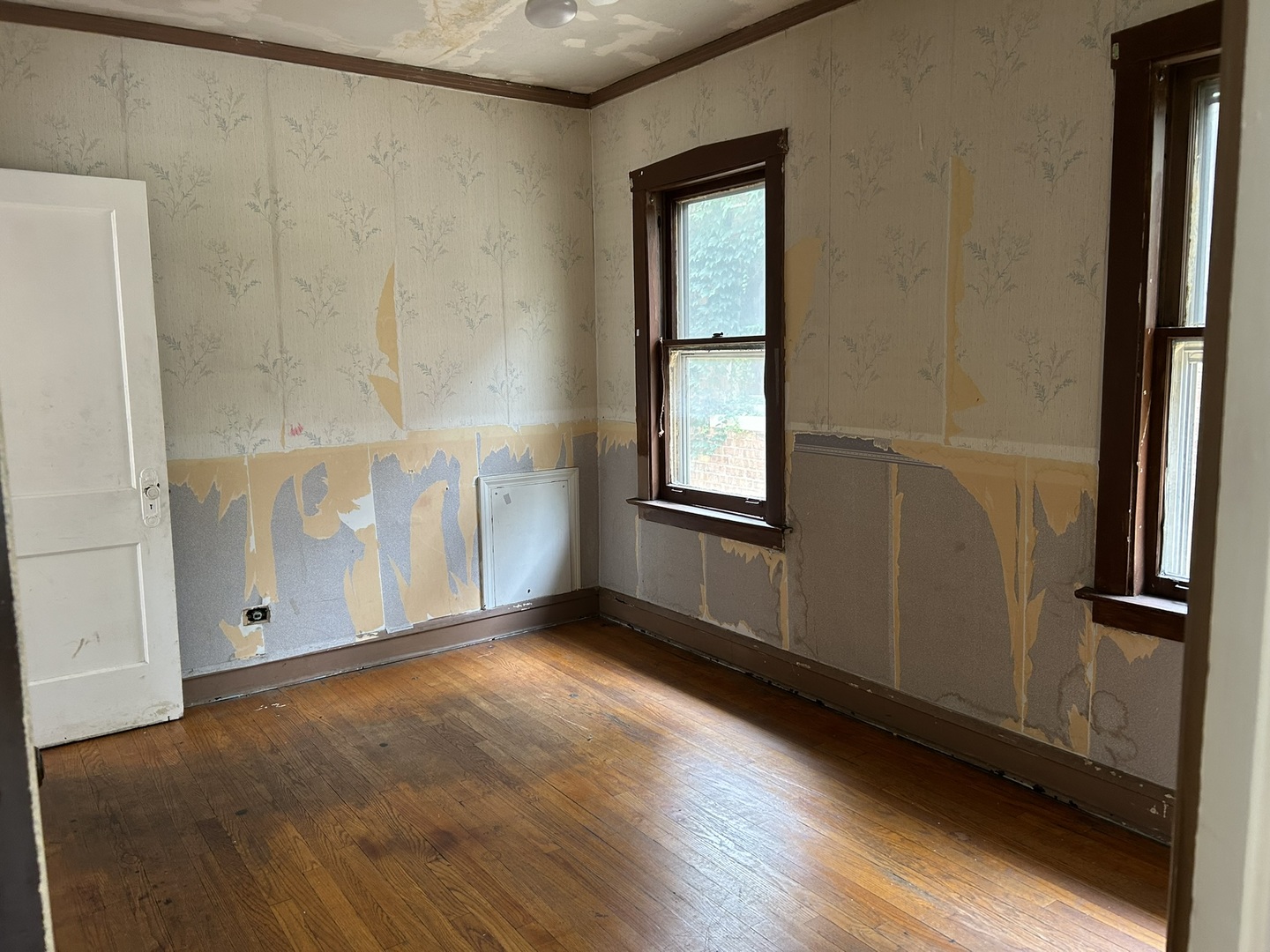 8351 S PAXTON Avenue, Chicago, IL 60617