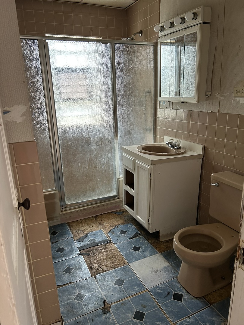 8351 S PAXTON Avenue, Chicago, IL 60617