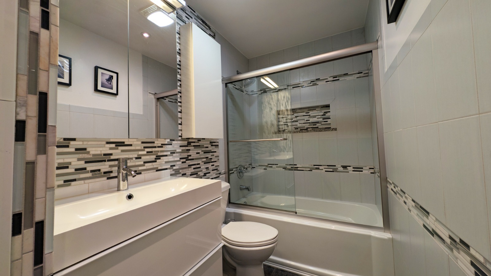 580 Mesa Verde Court, Carol Stream, IL 60188