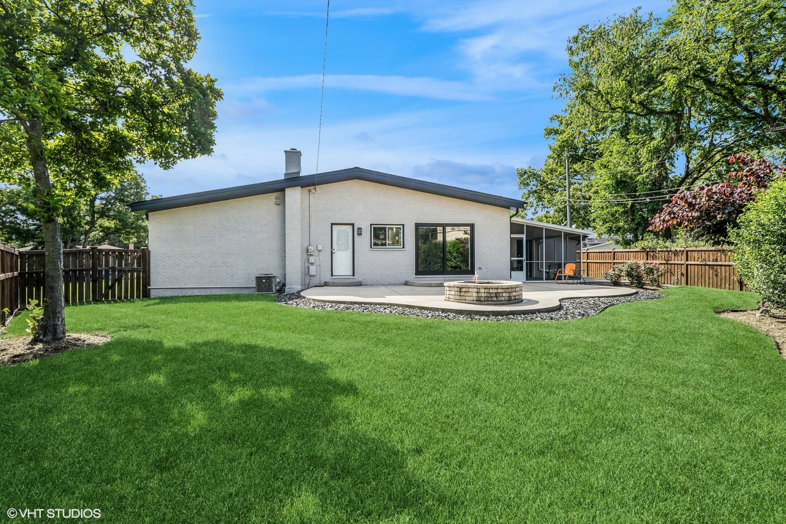 319 E Huntington Lane, Elmhurst, IL 60126