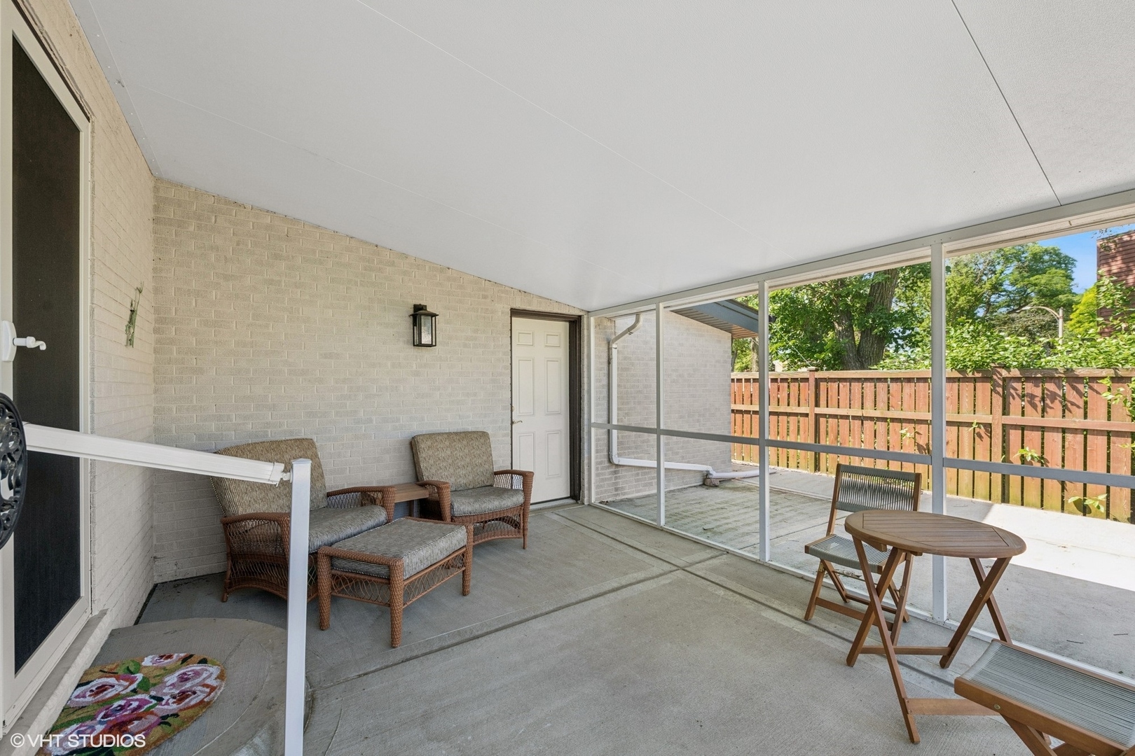 319 E Huntington Lane, Elmhurst, IL 60126
