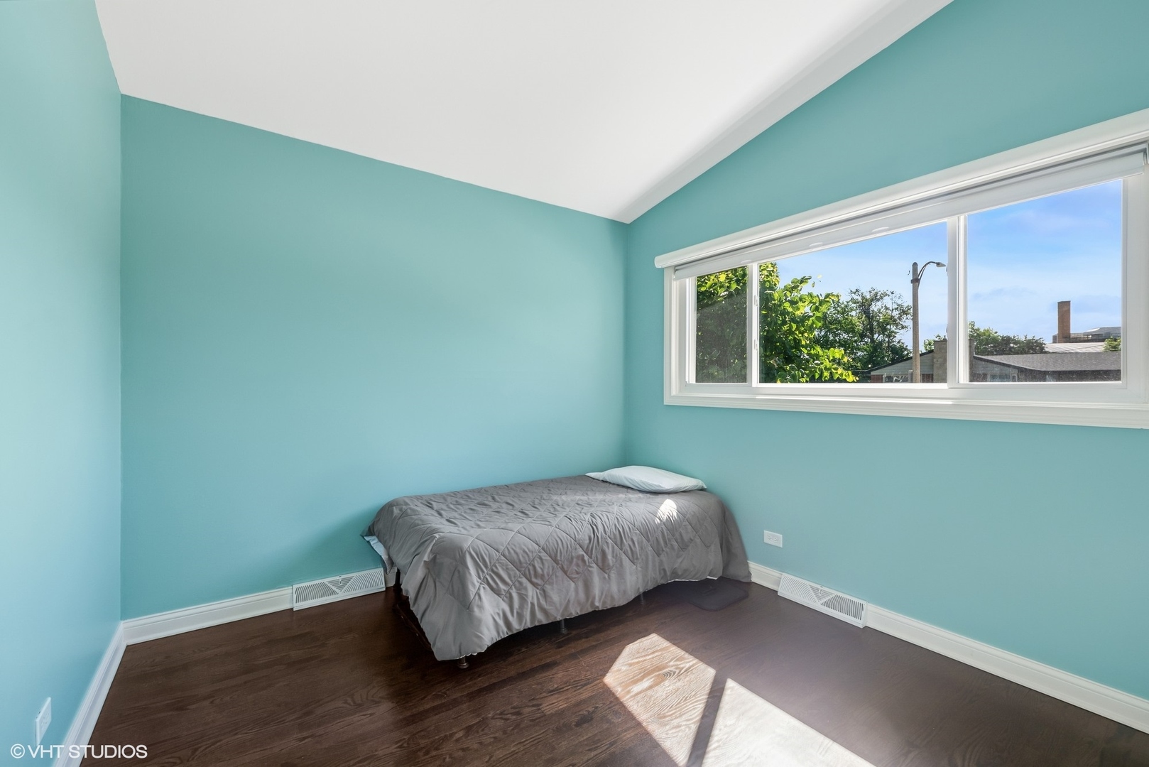 319 E Huntington Lane, Elmhurst, IL 60126