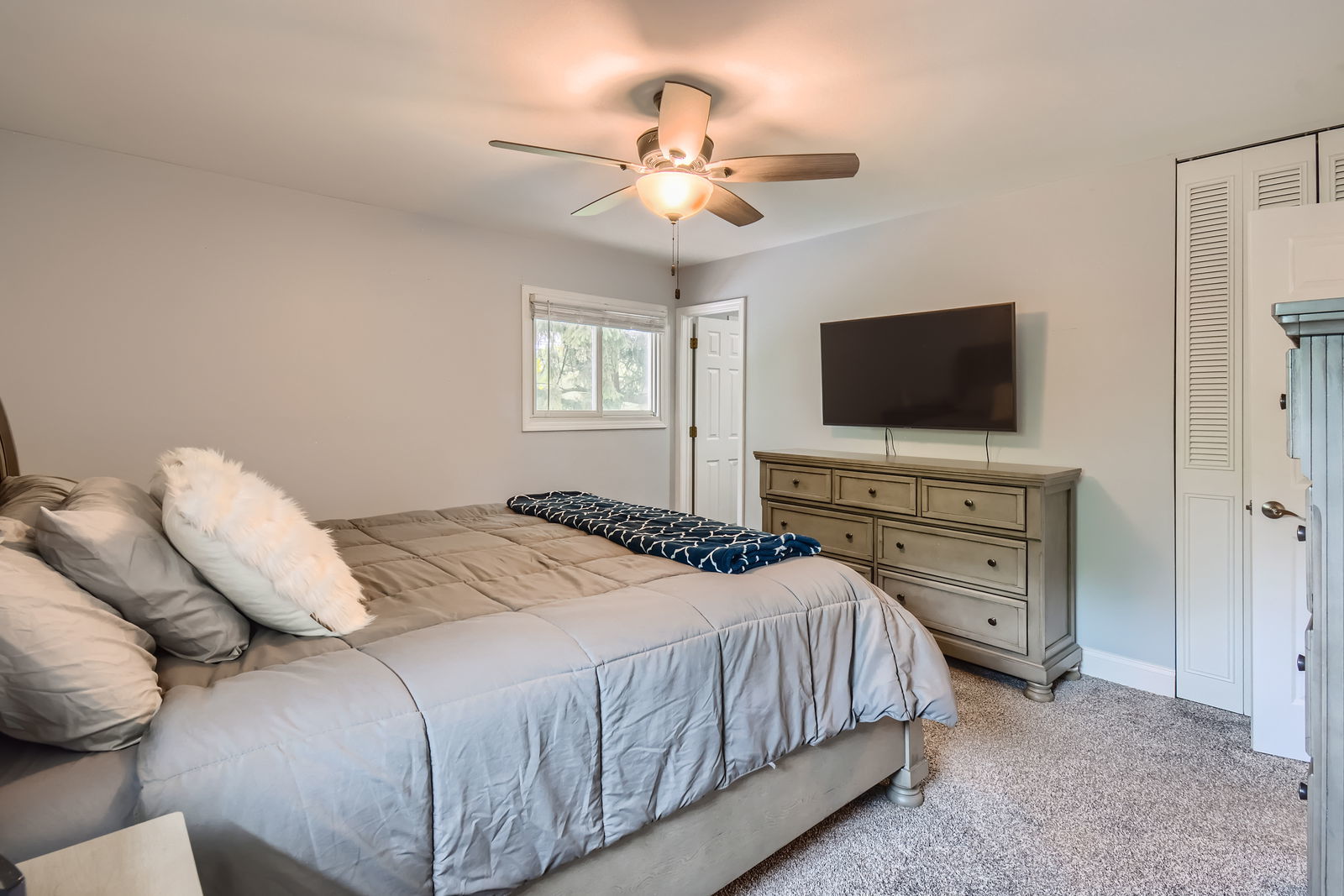 1322 E Thurston Drive, Palatine, IL 60074