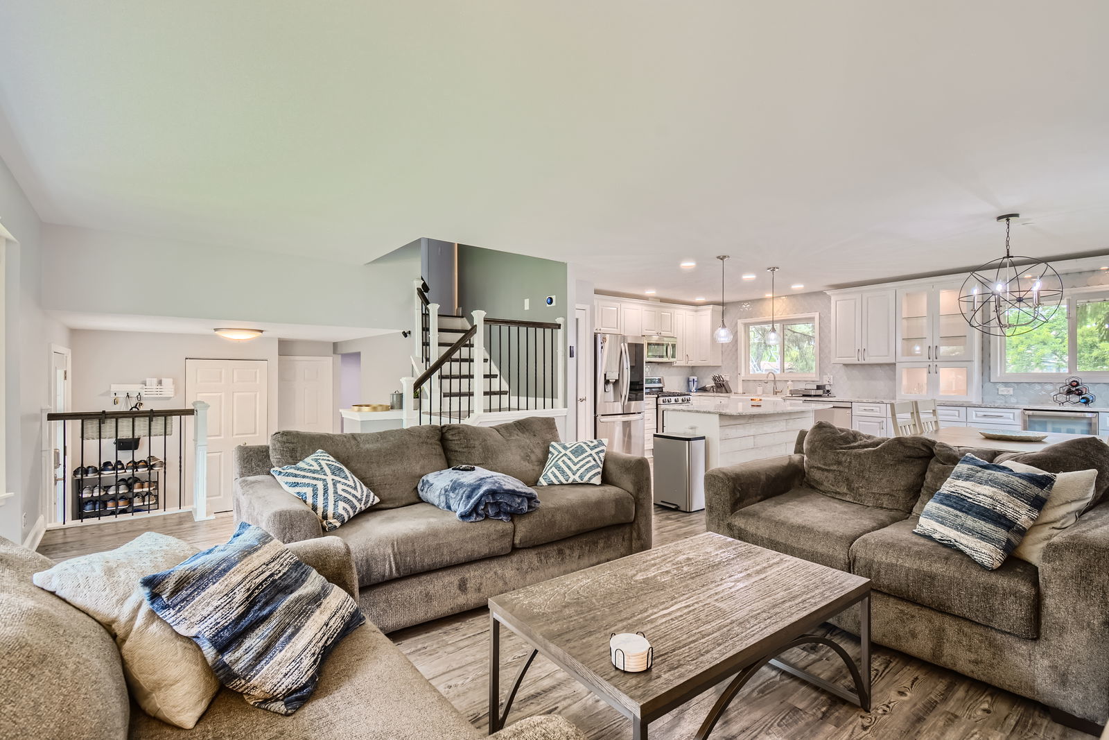 1322 E Thurston Drive, Palatine, IL 60074