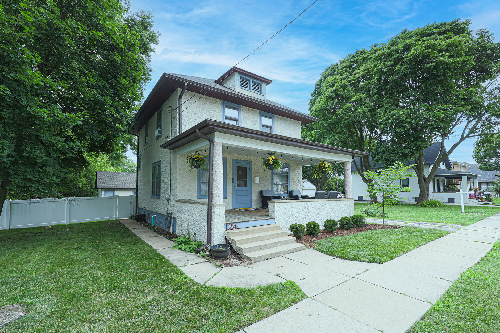 124 E Sunnyside Avenue, Libertyville, IL 60048