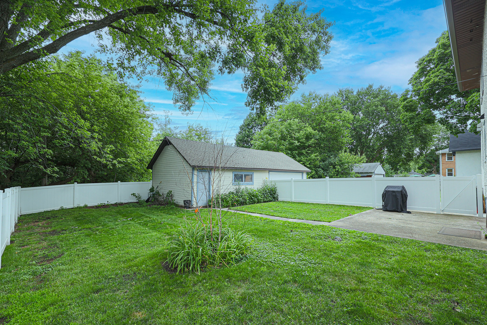 124 E Sunnyside Avenue, Libertyville, IL 60048
