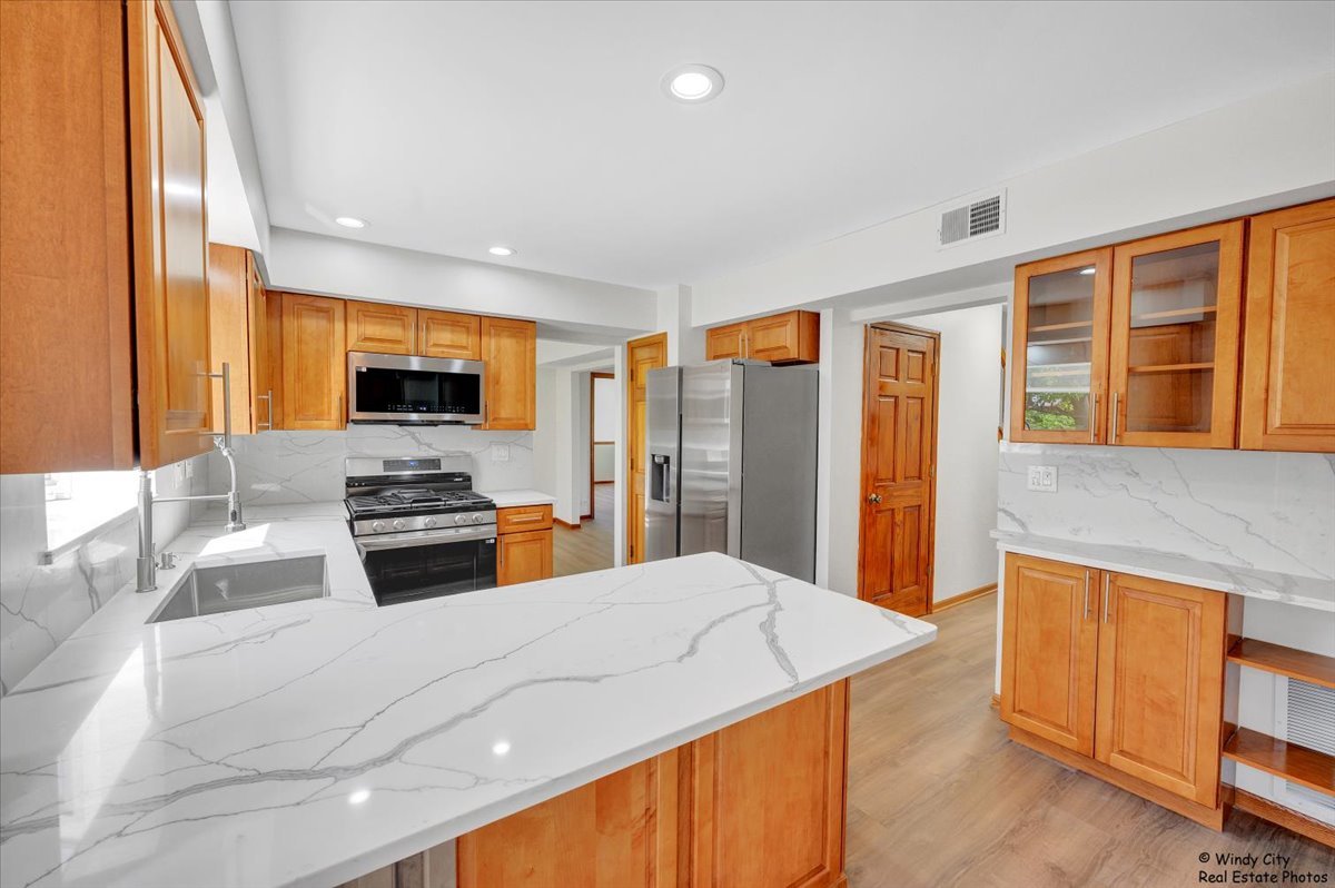 590 Woodcrest Court, Carol Stream, IL 60188