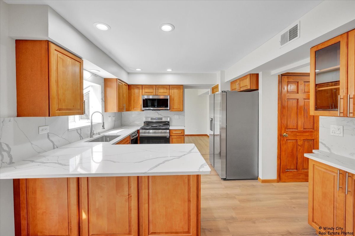 590 Woodcrest Court, Carol Stream, IL 60188