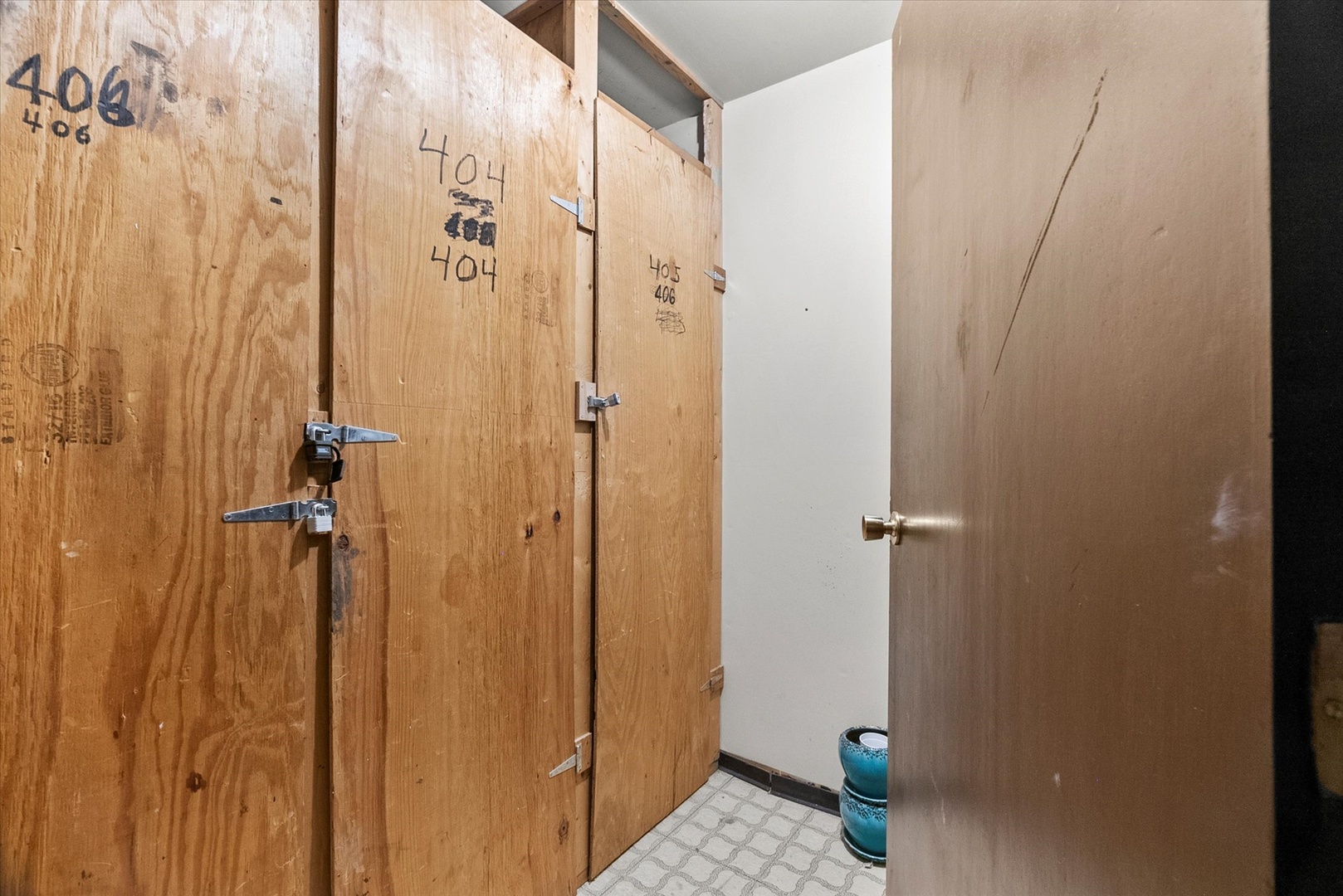 7221 Wolf Road #405B, Indian Head Park, IL 60525