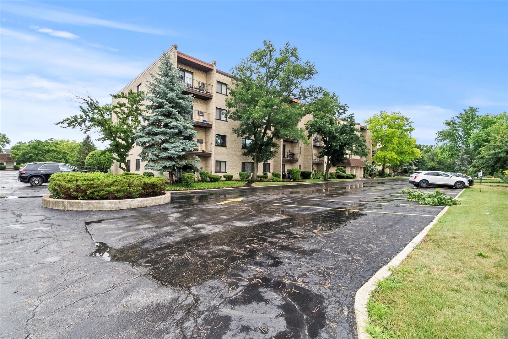7221 Wolf Road #405B, Indian Head Park, IL 60525