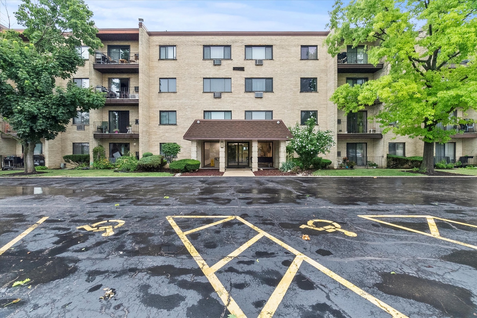 7221 Wolf Road #405B, Indian Head Park, IL 60525