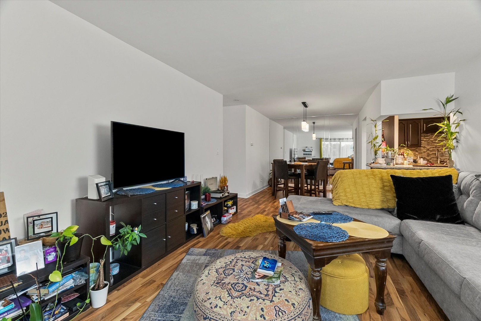 7221 Wolf Road #405B, Indian Head Park, IL 60525