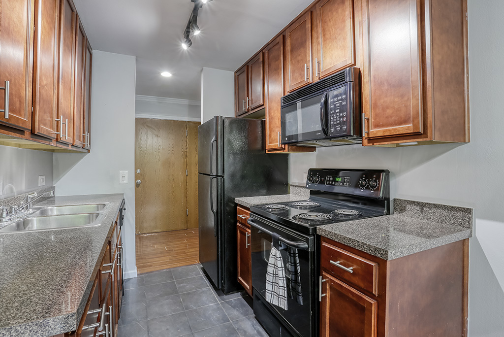 5900 Oakwood Drive #2H, Lisle, IL 60532
