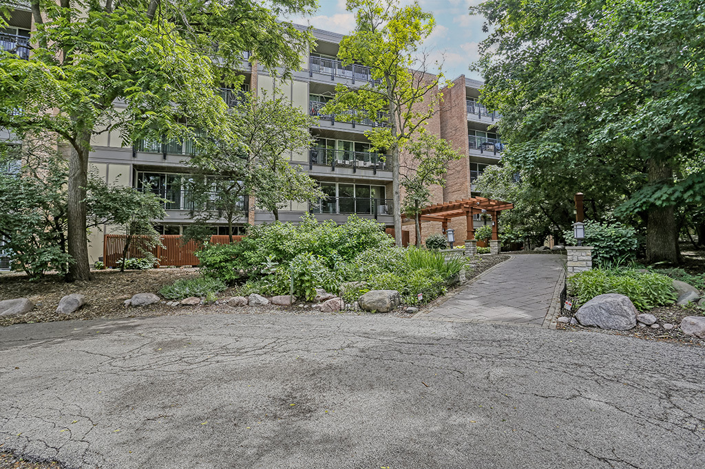 5900 Oakwood Drive #2H, Lisle, IL 60532