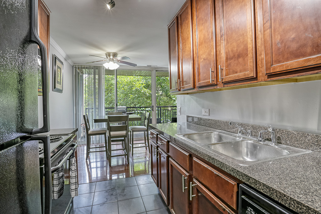 5900 Oakwood Drive #2H, Lisle, IL 60532