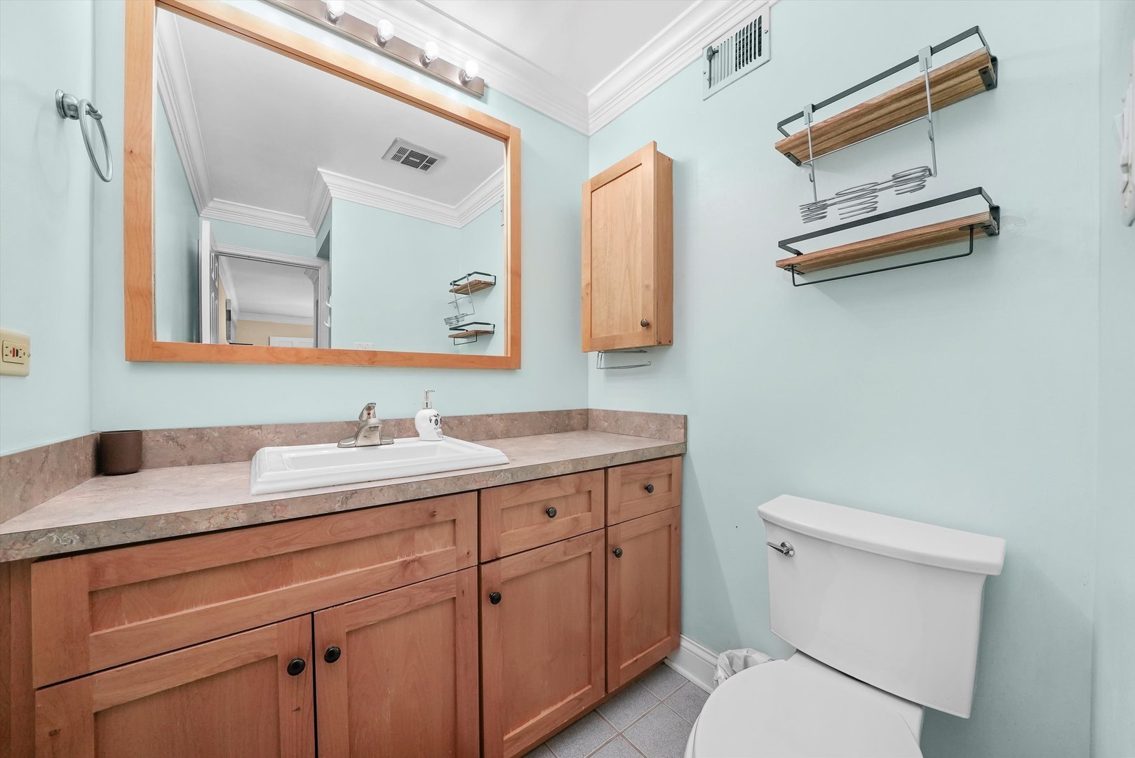 7100 W 95th Street #312, Oak Lawn, IL 60453