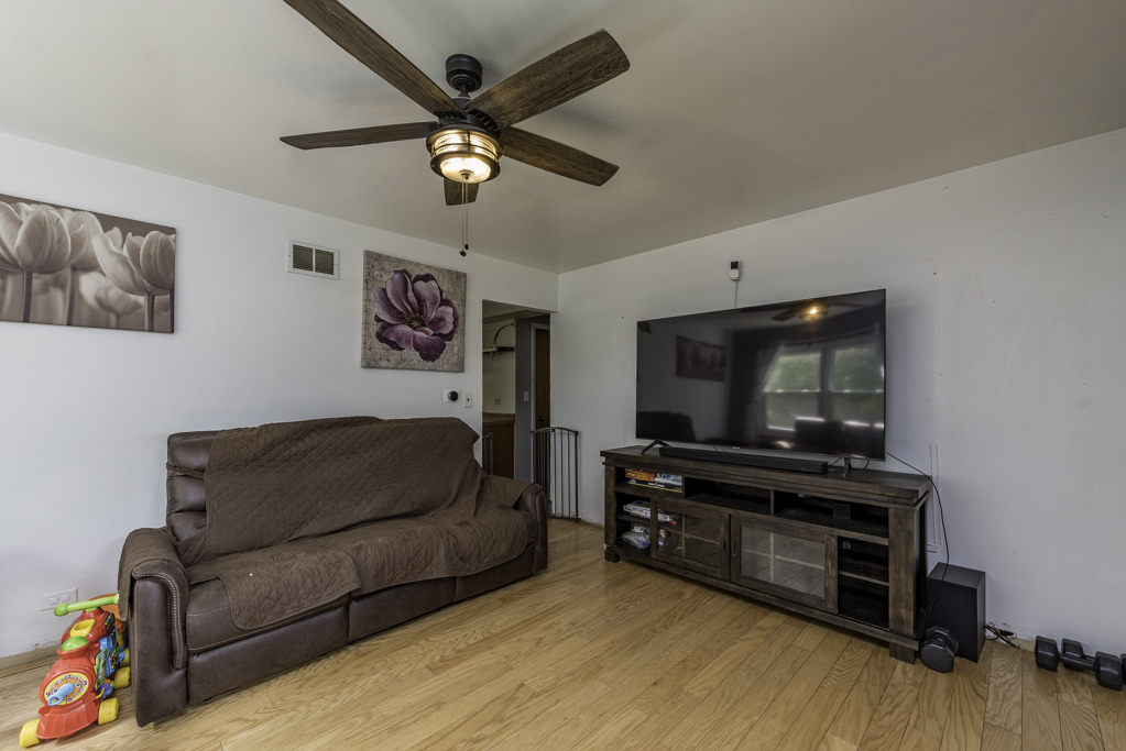 38 S Maple Avenue, Fox Lake, IL 60020