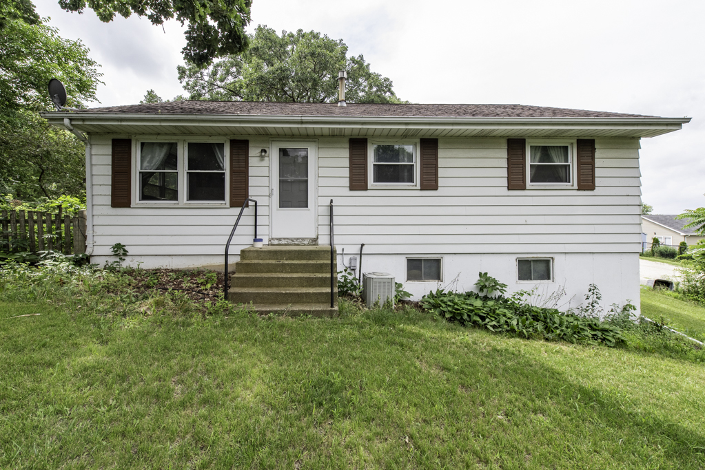 38 S Maple Avenue, Fox Lake, IL 60020