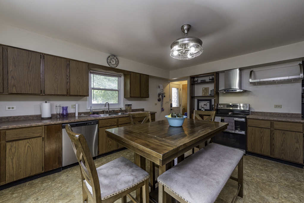 38 S Maple Avenue, Fox Lake, IL 60020