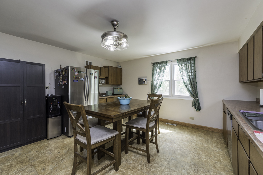 38 S Maple Avenue, Fox Lake, IL 60020