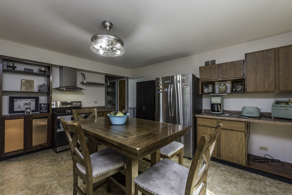 38 S Maple Avenue, Fox Lake, IL 60020