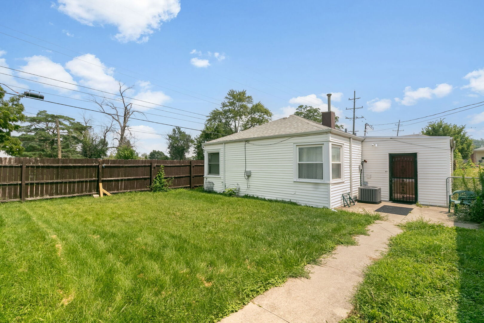 9100 S SAWYER Avenue, Evergreen Park, IL 60805