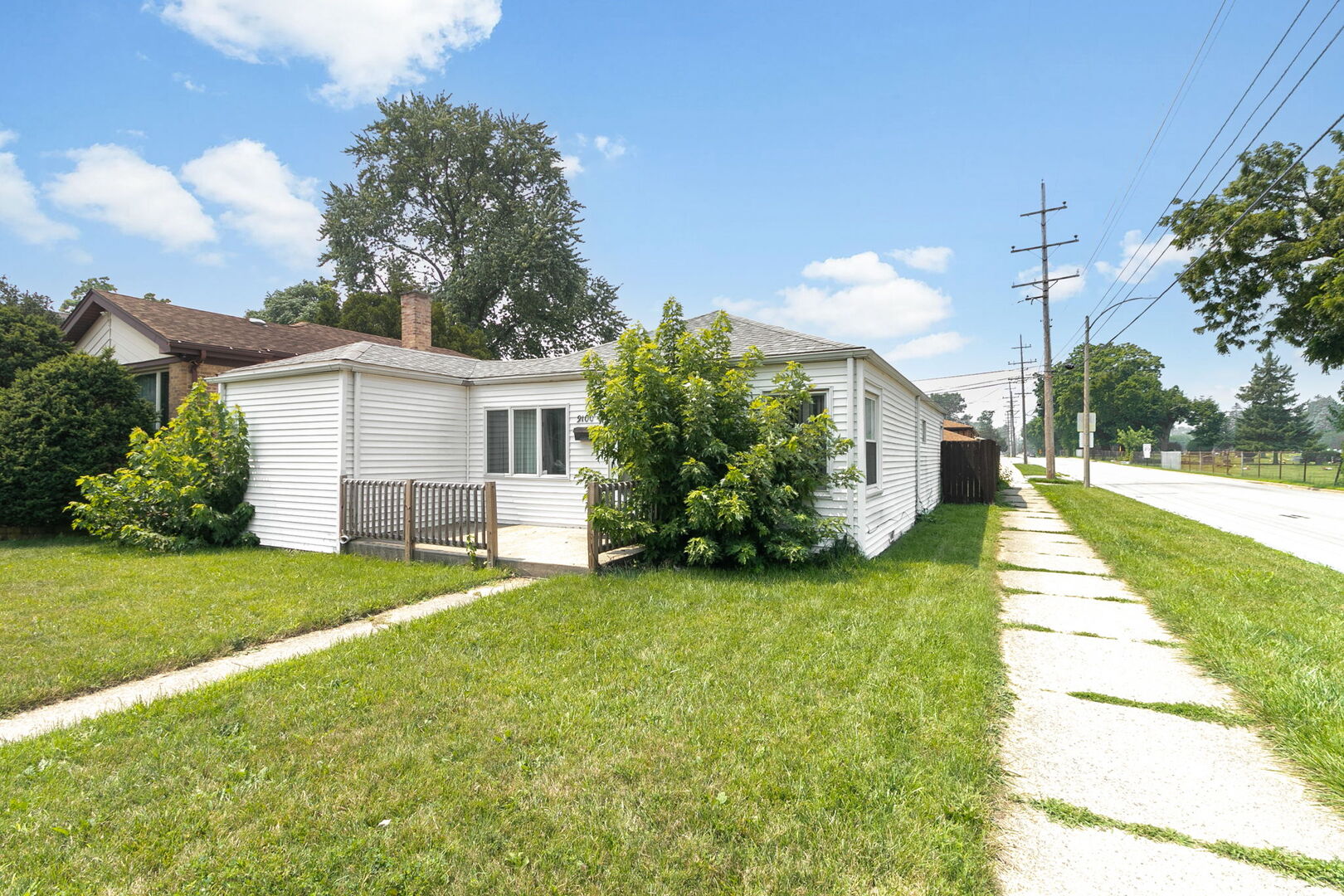 9100 S SAWYER Avenue, Evergreen Park, IL 60805