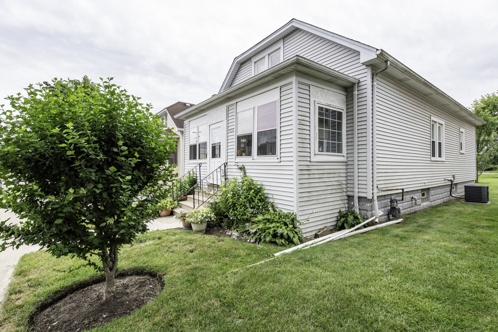 920 S Martin Luther King Jr Avenue, Waukegan, IL 60085