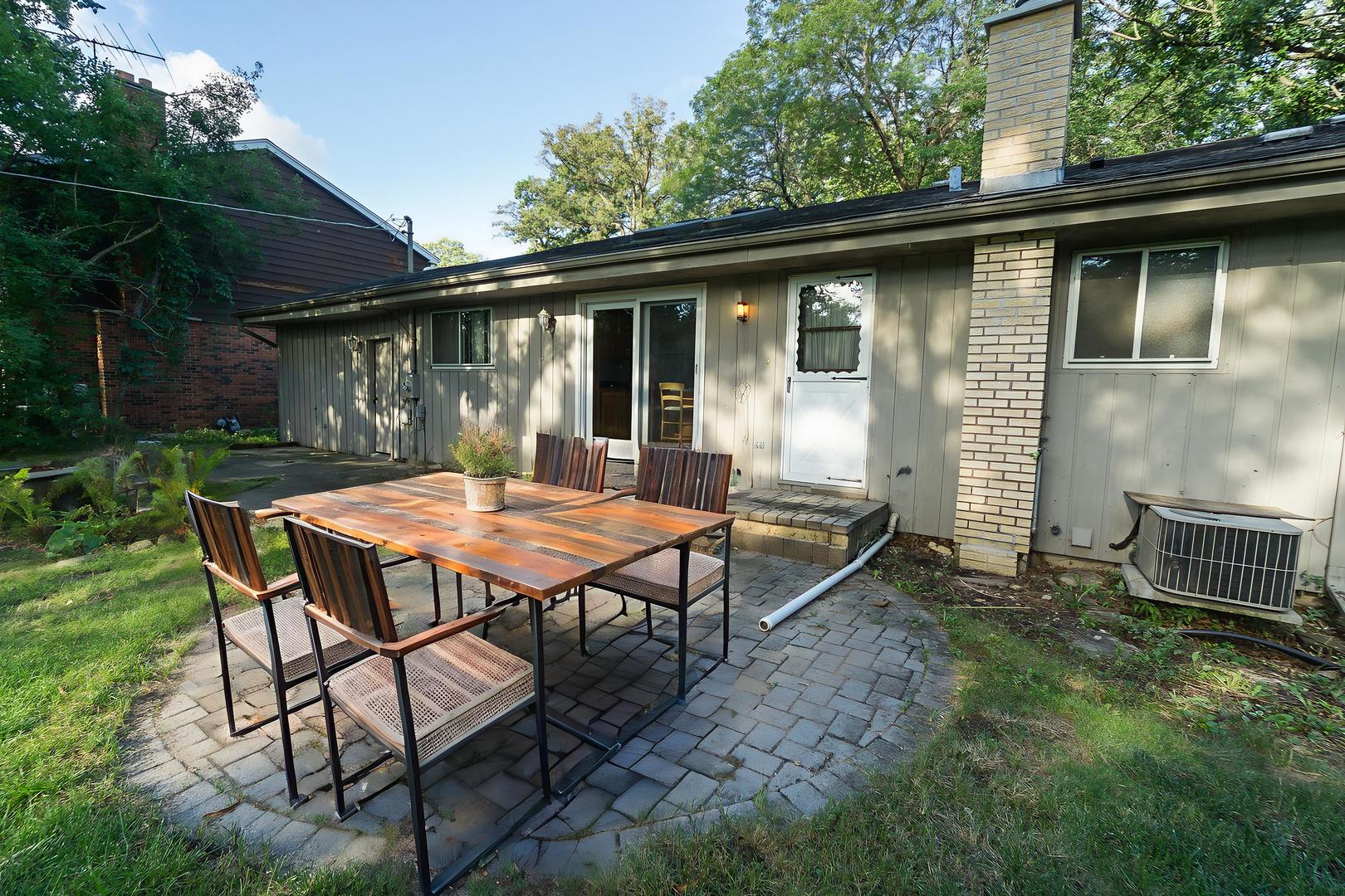 305 Montclare Lane, Wood Dale, IL 60191