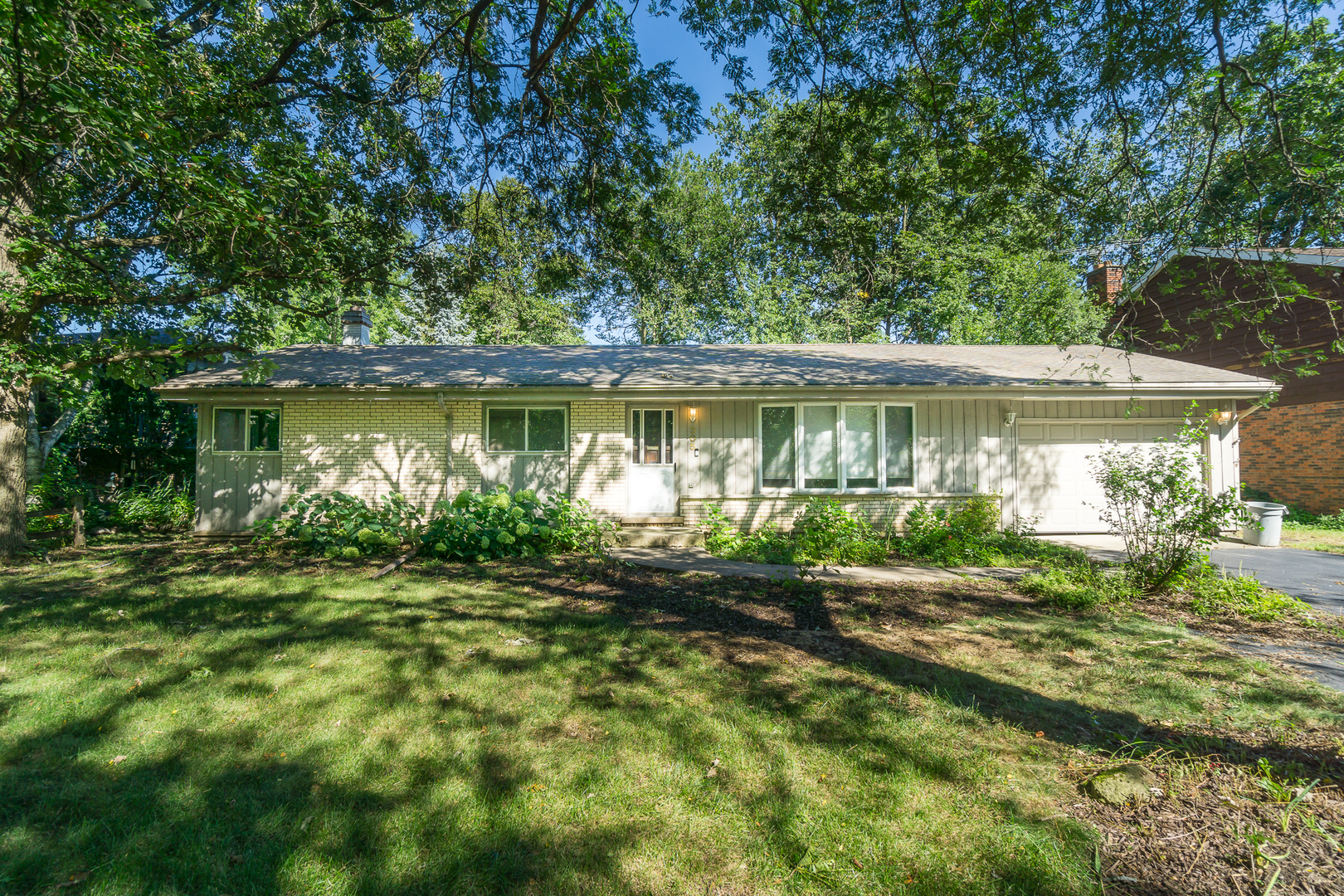 305 Montclare Lane, Wood Dale, IL 60191