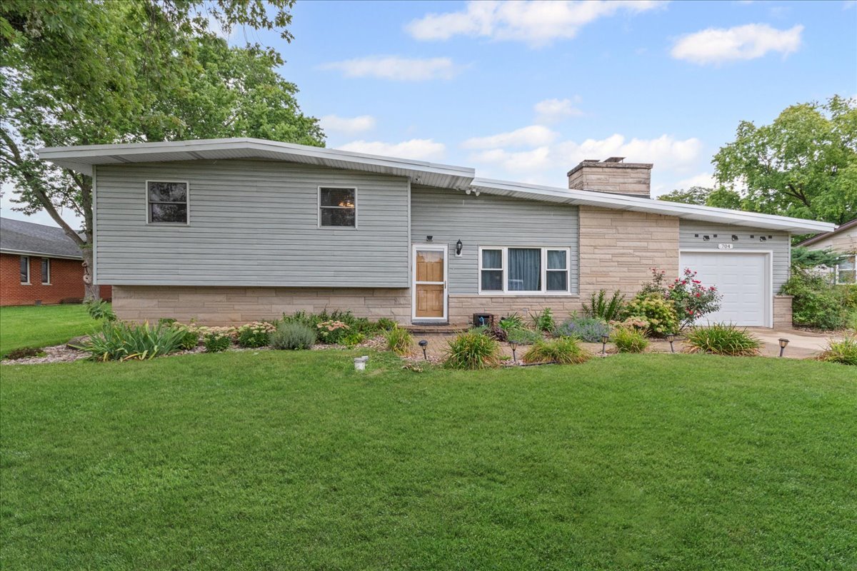 704 Helene Street, Shorewood, IL 60404