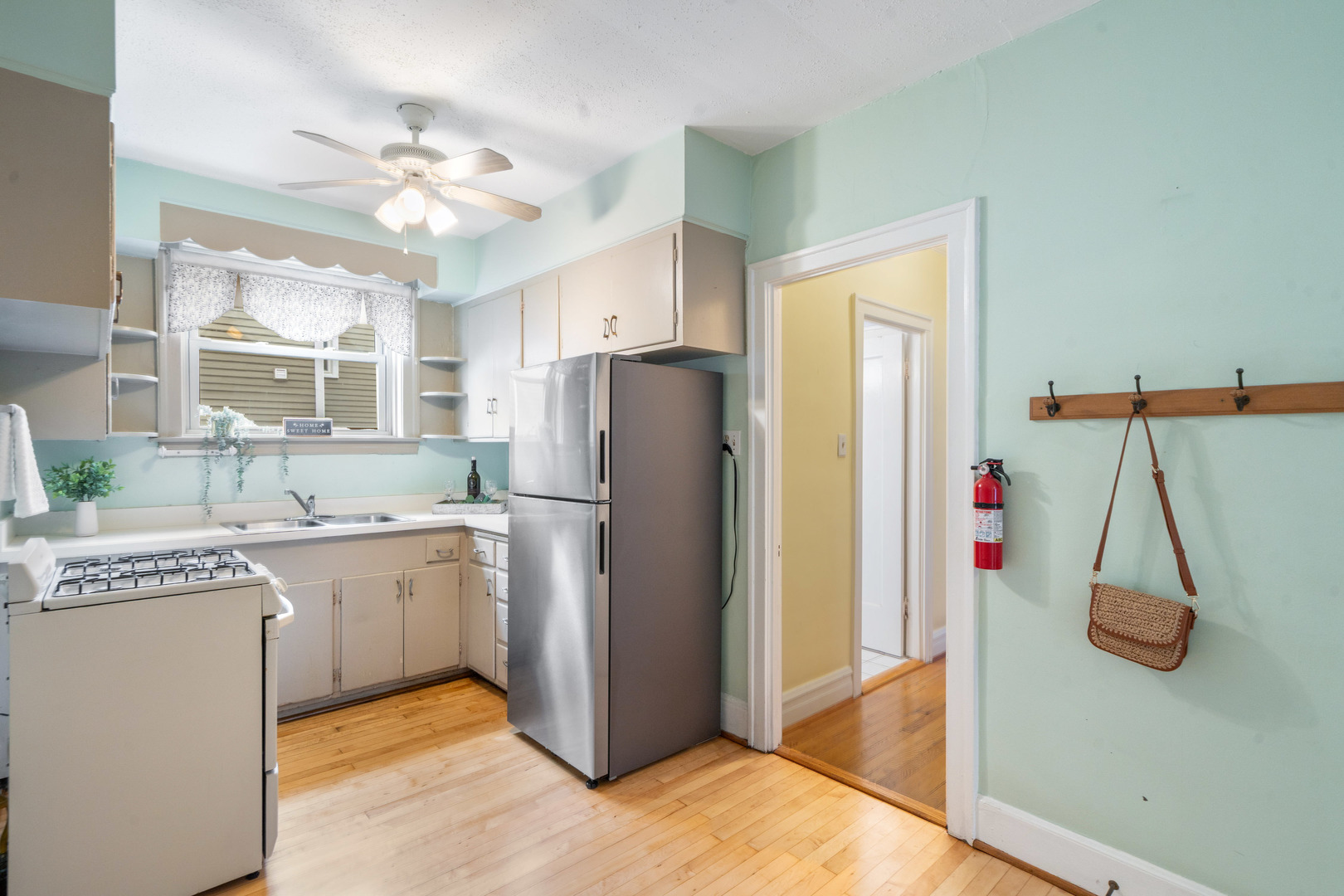 11 S 6th Avenue #1B, La Grange, IL 60525