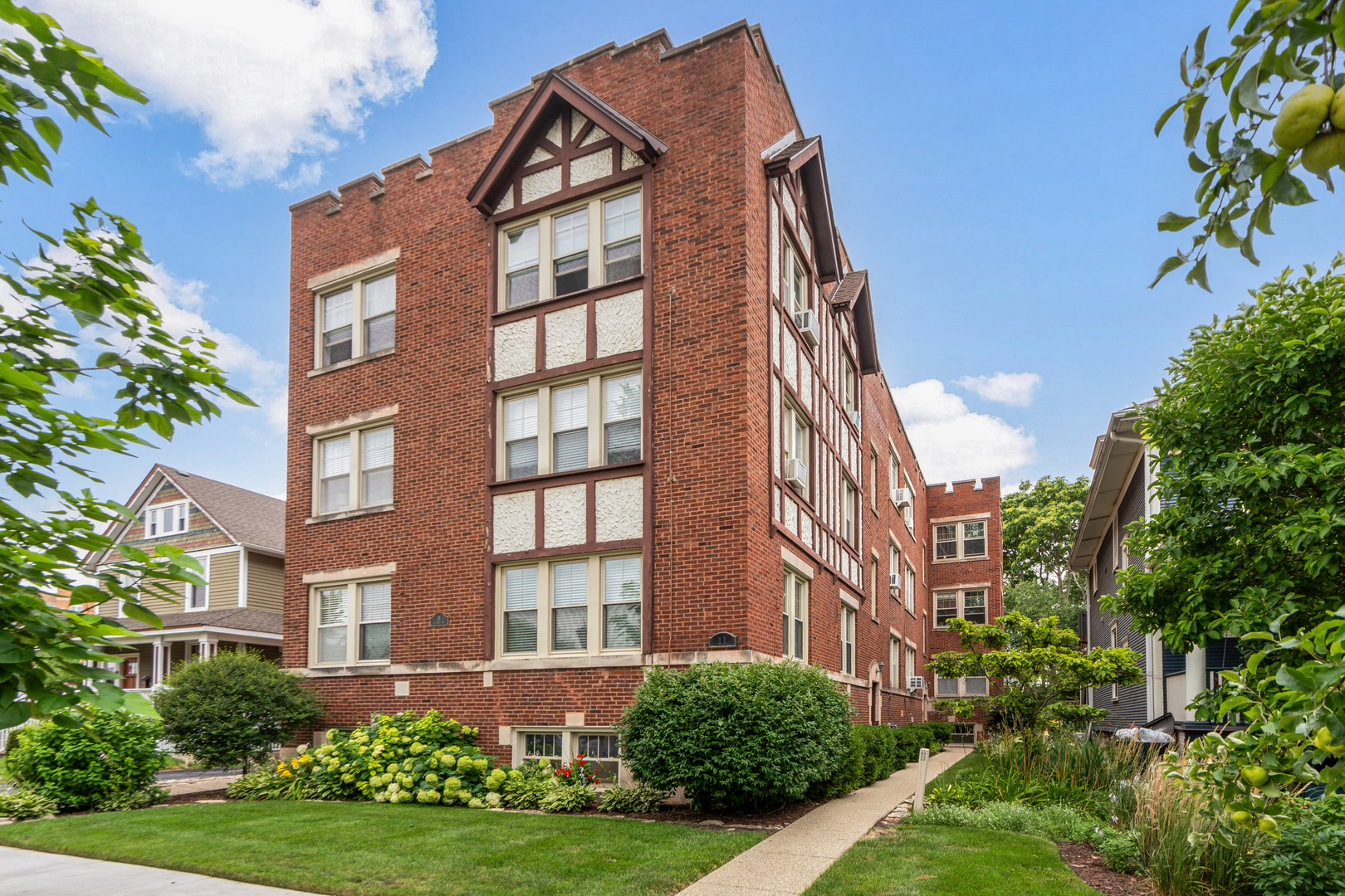 11 S 6th Avenue #1B, La Grange, IL 60525