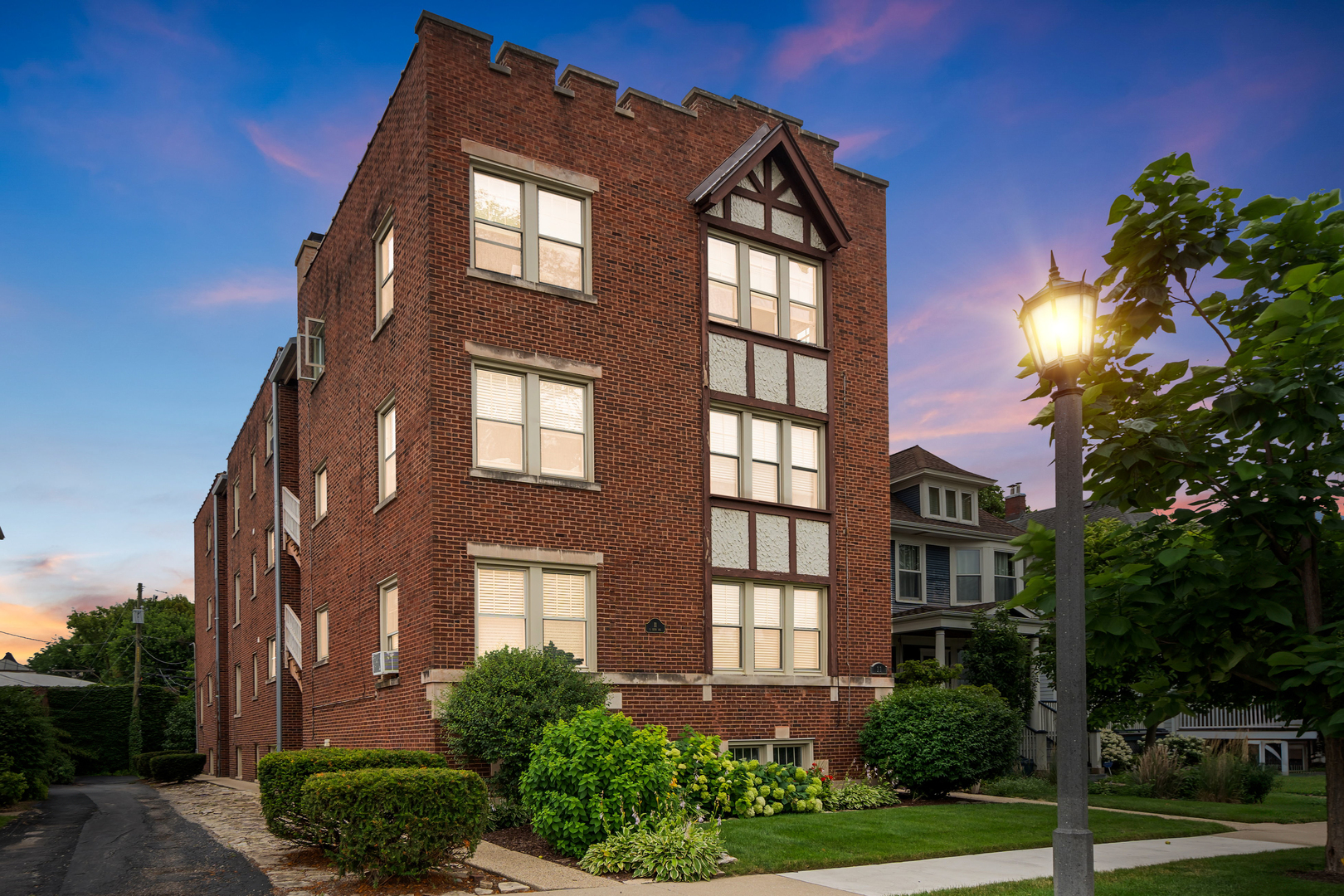 11 S 6th Avenue #1B, La Grange, IL 60525