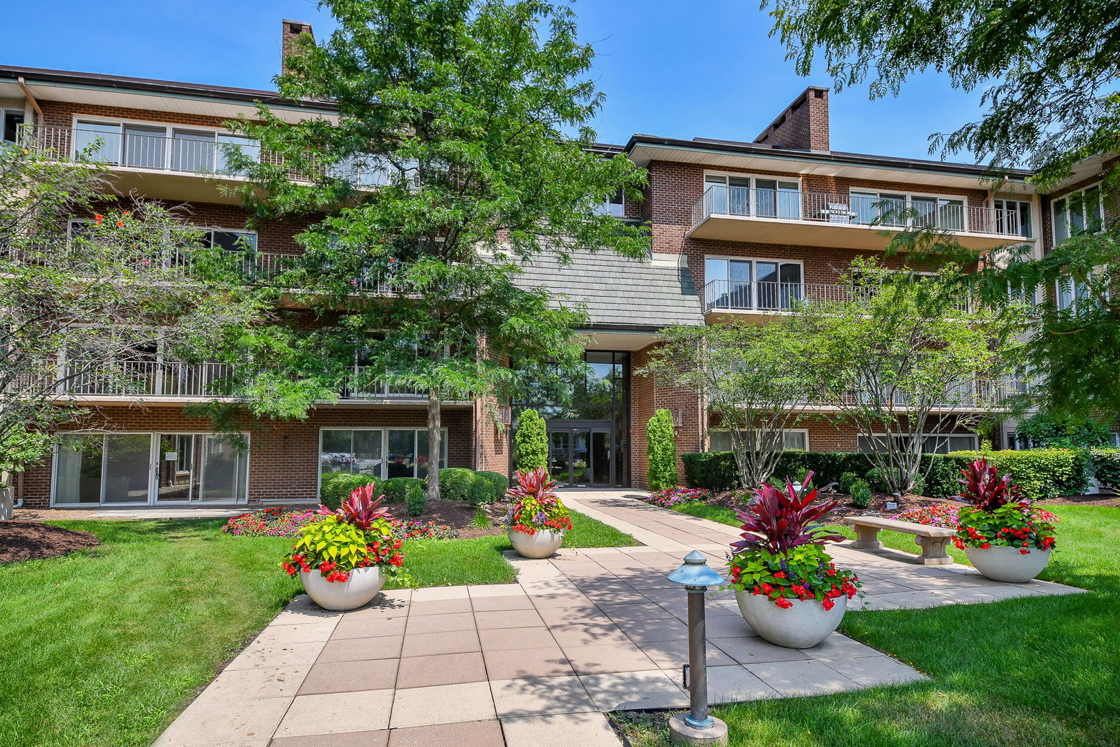 5 Oak Brook Club Drive #N305, Oak Brook, IL 60523