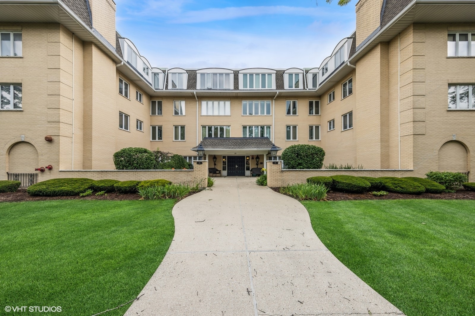 75 S 6th Avenue #301, La Grange, IL 60525