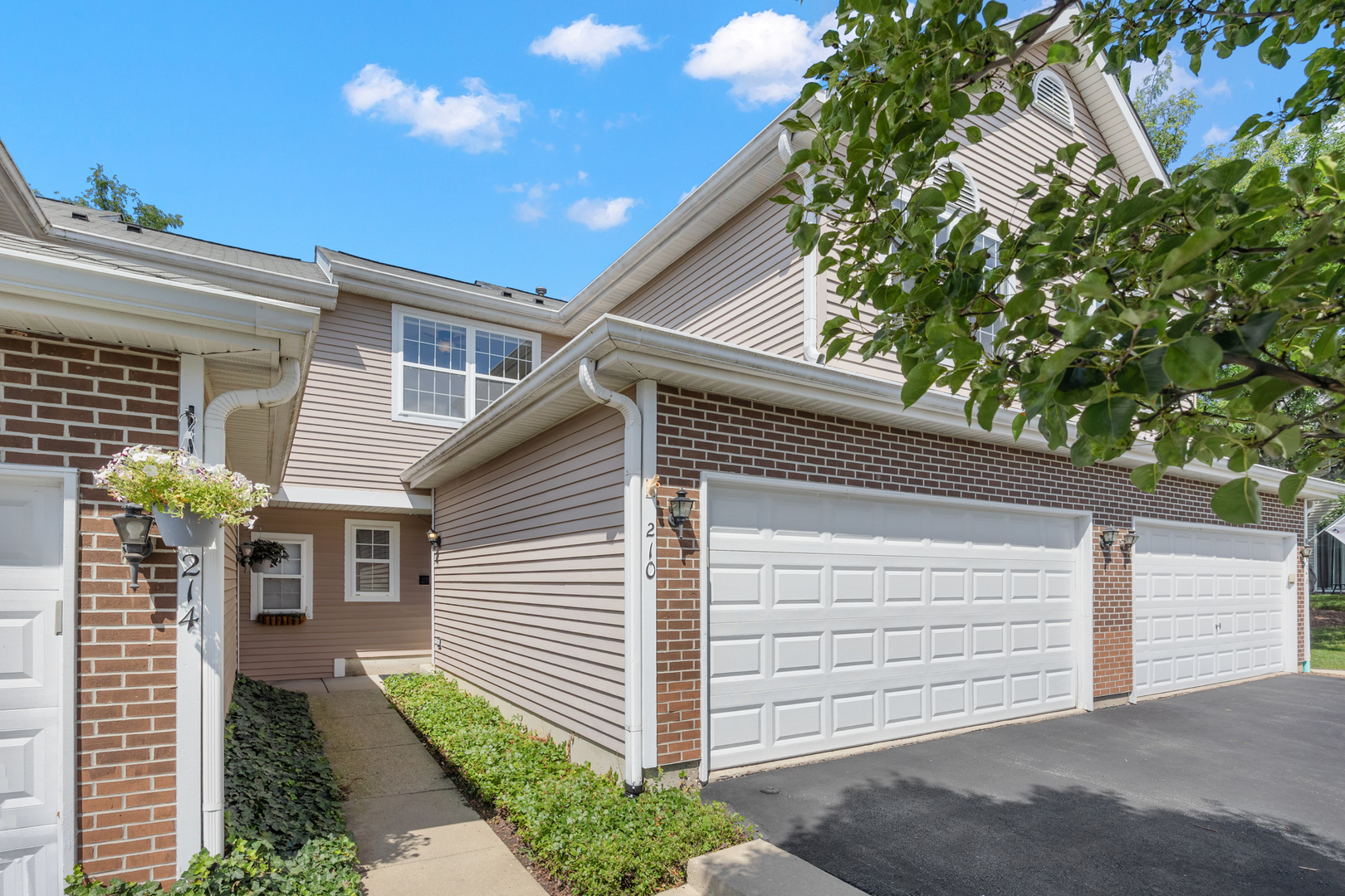 210 Grandview Court, Algonquin, IL 60102