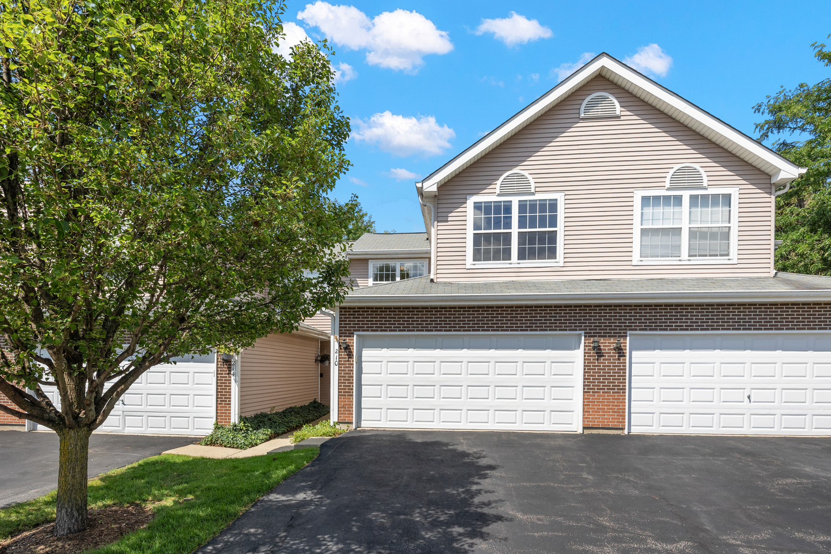 210 Grandview Court, Algonquin, IL 60102