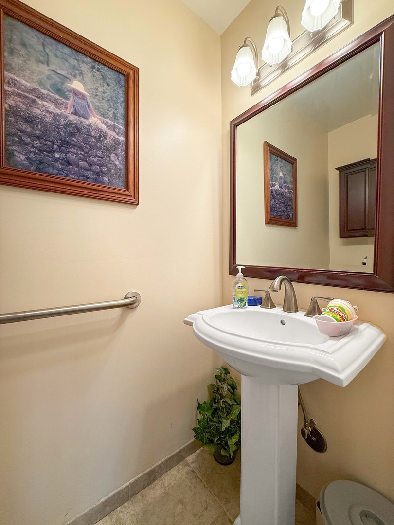 258 Brookside Lane #B, Willowbrook, IL 60527