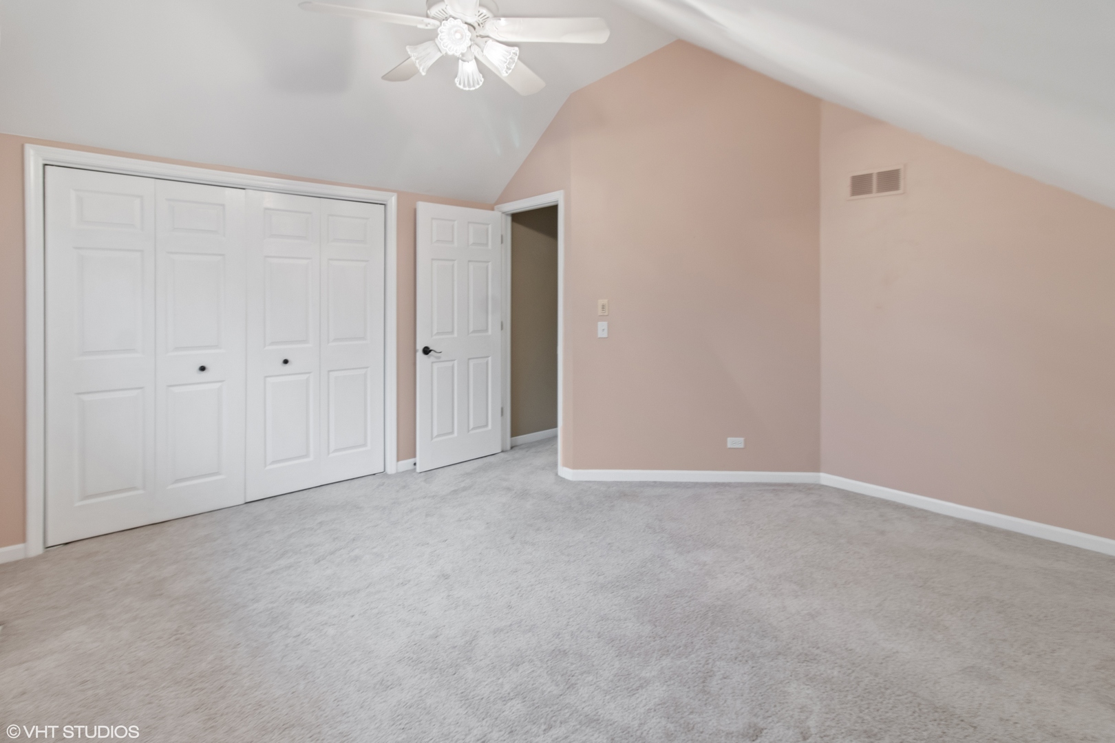2086 Hallmark Court, Wheaton, IL 60187