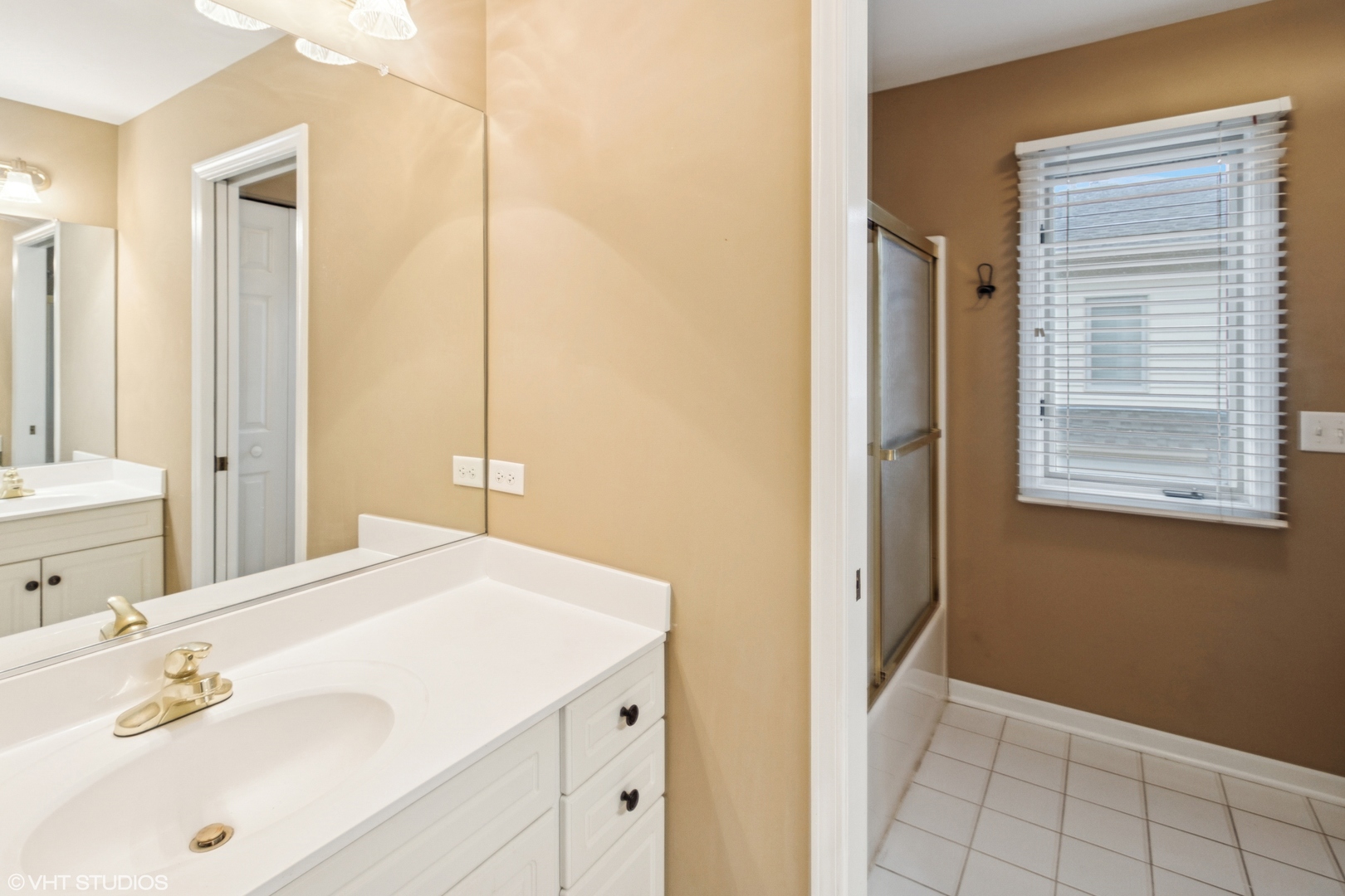 2086 Hallmark Court, Wheaton, IL 60187