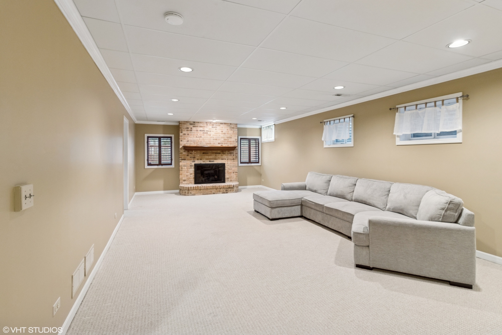 2086 Hallmark Court, Wheaton, IL 60187